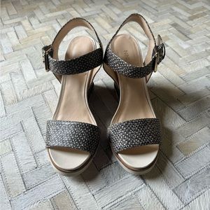 Nine West sandal size 7 in good used condition. Comfy 4” heel.